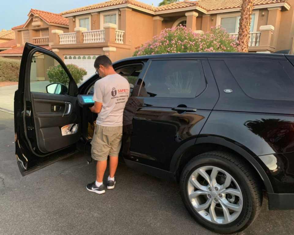 Hombre al lado de coche negro