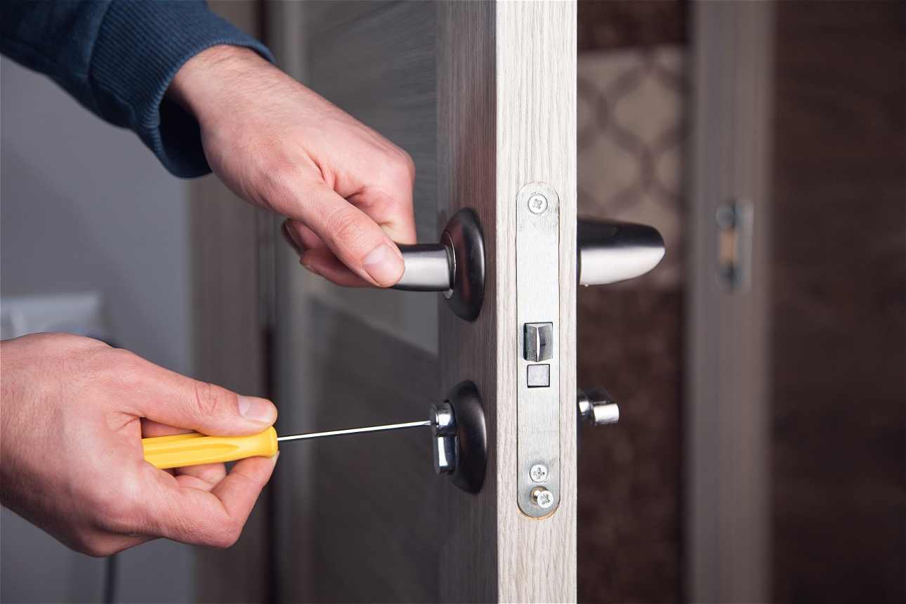 Hombre reparando una cerradura